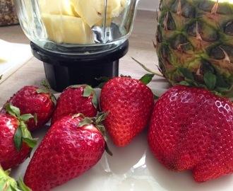 Smoothies med ananas, jordbær og spinat