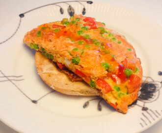 Omelet eksperiment med ærter, rød peberfrugt og krydret med gurkemeje, salt og peber.