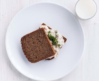 Rugbrødssandwich med torskerognssalat