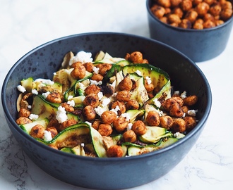 Lækker squash og aubergine salat med ristede kikærter og feta