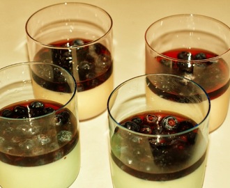 Panna cotta med blåbær i kirsebærvin