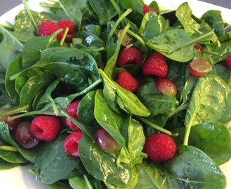 Spinatsalat med hindbær og druer
