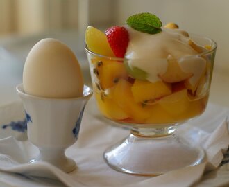 Herlig morgenmad: Frugtboost med vaniljeyoughurt og et blødkogt æg