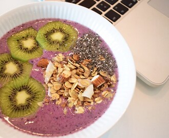 Acai smoothie bowl & hjemmelavet crunchy mysli