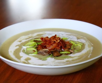 Kartoffelsuppe med baconknas og ristede svampe