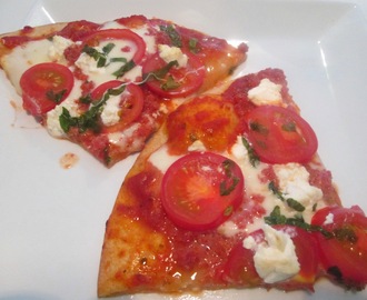 Pizza med Italiensk Salami, Ricotta og Tomat