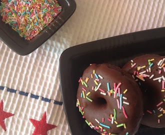 Bagte chokoladedoughnuts