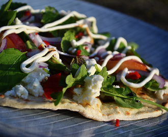 Chapati med mozzarella, blommer og rucola