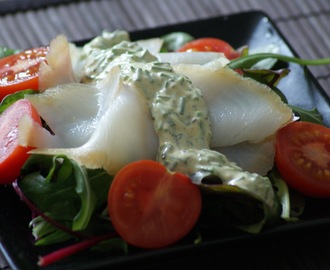 Salat med røget hellefisk og sennepsdressing