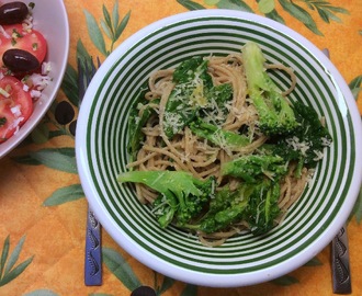 Enkel pastaret med broccoli, spinat og æg