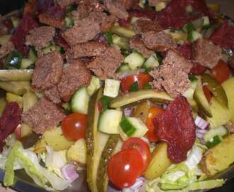 Salat med rugbrødscrutoner og bacon