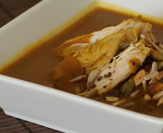 En sundere græskarsuppe serveret med kylling