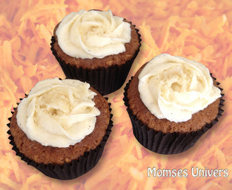 Gulerods-cupcakes med flødeost-topping