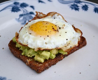 Ristet rugbrød med spejlæg og avocado