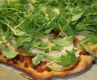 Nippemad: Den sprødeste pizza med parmesan og rucola