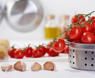Prøv den forfriskende smag af pasta med rå tomater og basilikum
