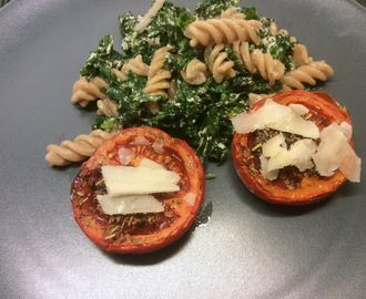 Helt enkel hverdagsret med pasta, grønkål og ovnbagte tomater