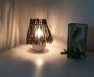 Lille lampeskærm lavet af tynde grene
