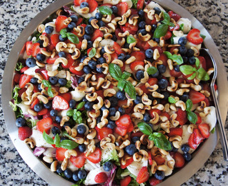 Sommersalat med mozzarella, jordbær og blåbær