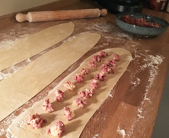 Hjemmelavet ravioli med salsiccia og rosmarinsmør