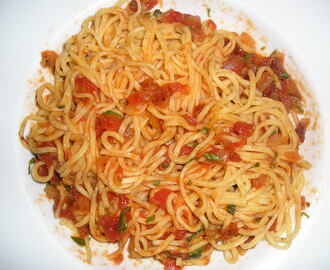 Tagliolini med tomat sauce