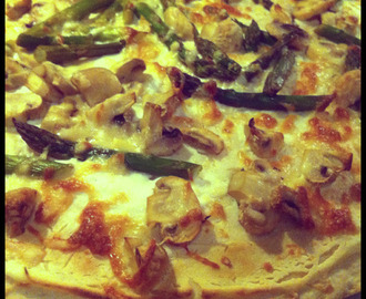 Vegetarisk pizza med svampe, grønne asparges & ricotta