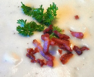 Cremet blomkålssuppe med sprødt bacon