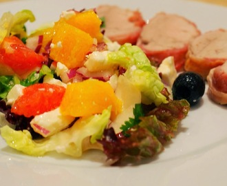 Svinemørbrad svøbt i bacon på salat af appelsin, grape, feta, rødløg og blandede salater