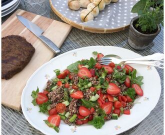 Quinoa salat med grønne asparges og jordbær