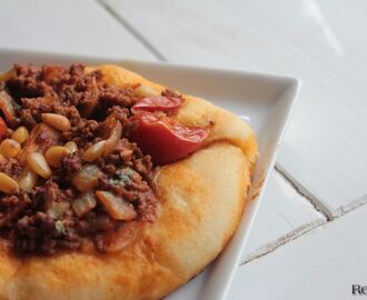 Israelsk pizza (Lahem Bajin)
