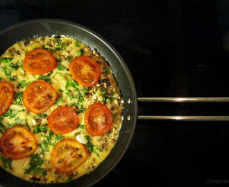 Omelet med champignon og basilikum