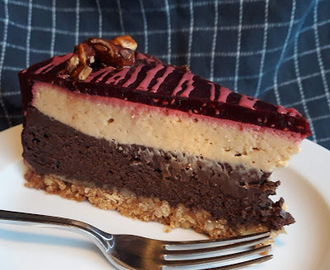 Stor cheesecake m. karamel & chokolade.