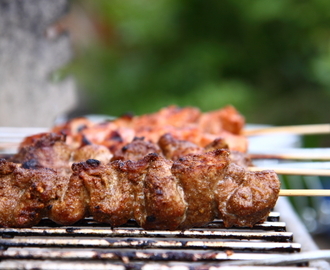 Grillede kebabspyd og jordbærsalat med slikærter, feta og jordbærdressing