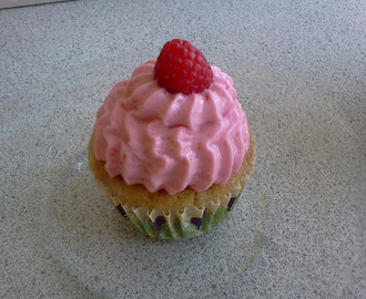 Hindbær & makron cupcakes med hindbærmousse