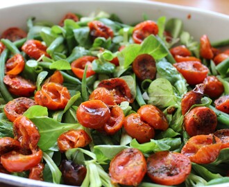 Feldsalat med bagte cherrytomater og bønner