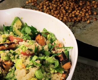 VEGAN BOWL: med avocado, sød kartoffel & sprøde kikærter