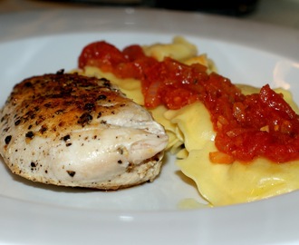 Stegt kyllingbryst med ricotta/parmesan ravioli og tomatsauce