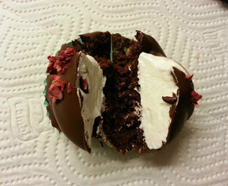 Helt fantastiske chokoladecupcakes med flødebolletopping.