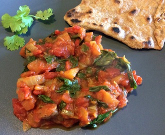 Farverig grønsagsret - curry med aubergine, tomat og spinat