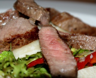 Salat med avokado, steak og parmasan