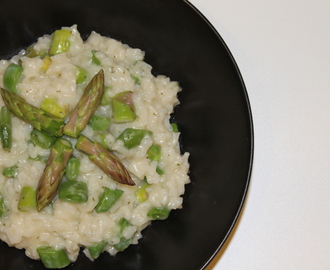 Risotto med grønne asparges og sugarsnaps.