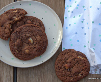 Chokoladecookies uden æg – med marcipanbrød og frysetørrede brombær