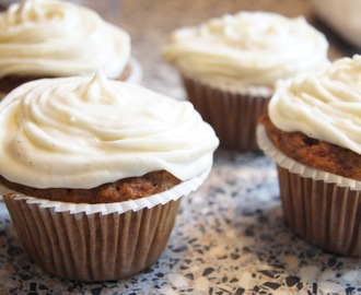 Gulerods cupcakes med Cream Cheese Frosting