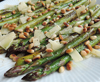 Asparges med parmesan og pinjekerner