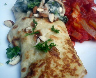 Spinatpandekager med tomatsauce og feta.