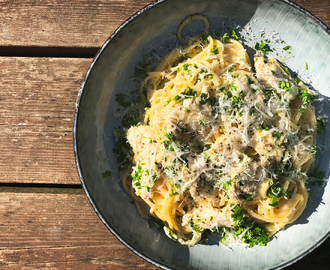 Pasta med kylling i smør, citron og persille og sauce på smør, fløde og parmesan