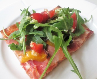 Pizza med Parmaskinke, Peberfrugt og Tomater