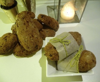 Rugbrødsboller med lakrids, tørret frugt og nødder