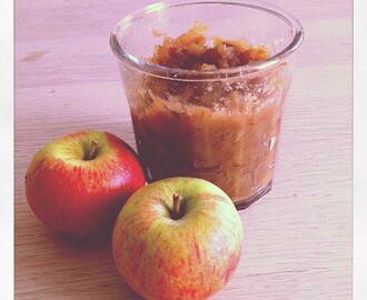 Æblekompot - kun æble, dadler og vanilje