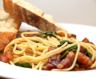 Spaghetti med bacon, olie, hvidløg og basilikum